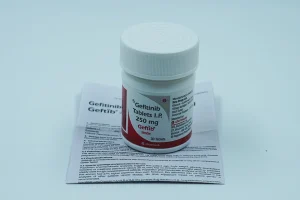 服用吉非替尼期间定期复查胸部CT、血常规与肝肾功...
